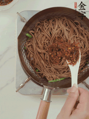 下蕎麥面，淋上少許醬油，加2勺金字火腿大師醬略翻炒即可。