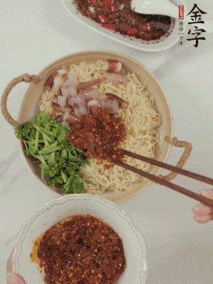 在面上鋪魷魚、香菜、金字火腿大師醬。