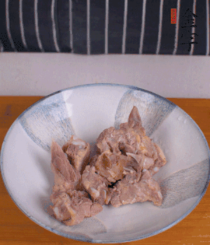 排骨加1勺黃酒、1勺蠔油、1勺玉米淀粉、1/4勺胡椒粉腌制半小時(shí)。