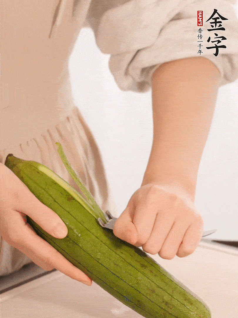 絲瓜去皮切滾刀塊用鹽殺一下水分洗凈。