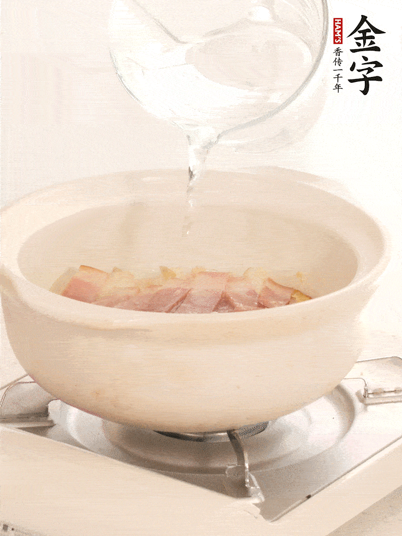 放入火腿片，加開水，再加入豆腐