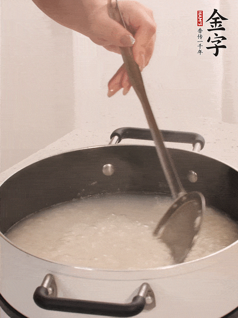 香菇、土豆、胡蘿卜、金字土香腸切小塊。