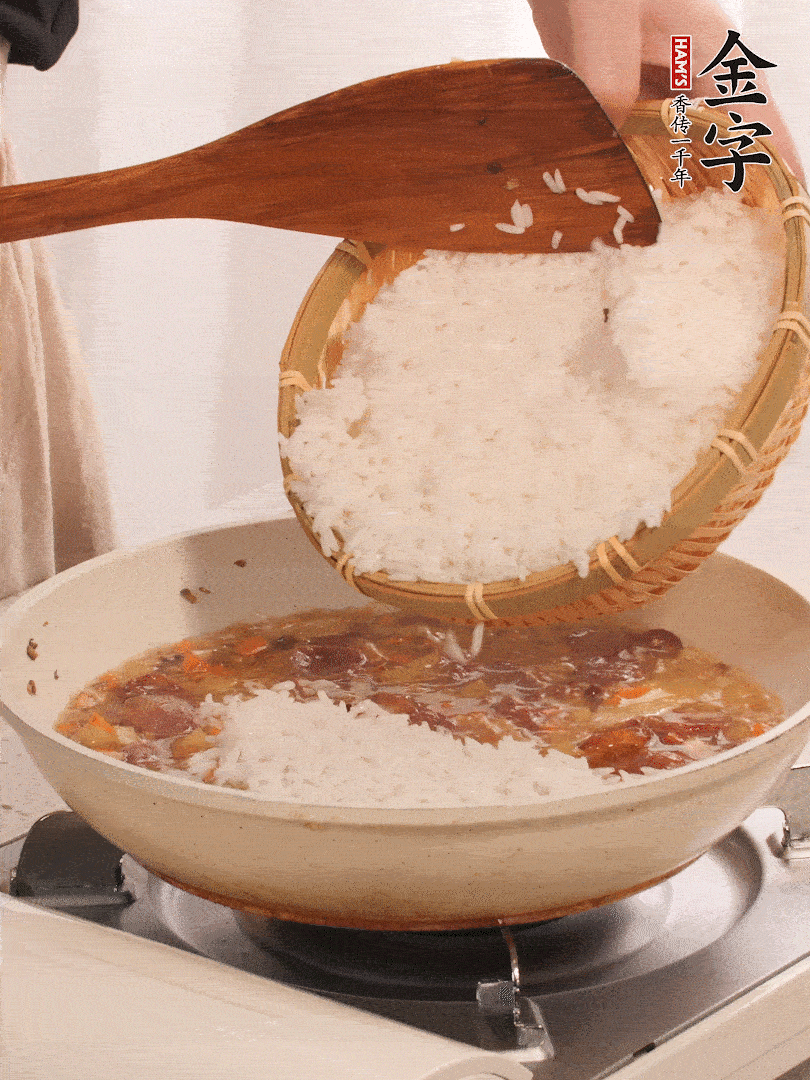 熱鍋燒油，香腸煸出油，加姜片去腥，加土豆、胡蘿卜、香菇翻炒到半熟，隨后加豆角、2小勺鹽、1大勺生抽，煸炒均勻。