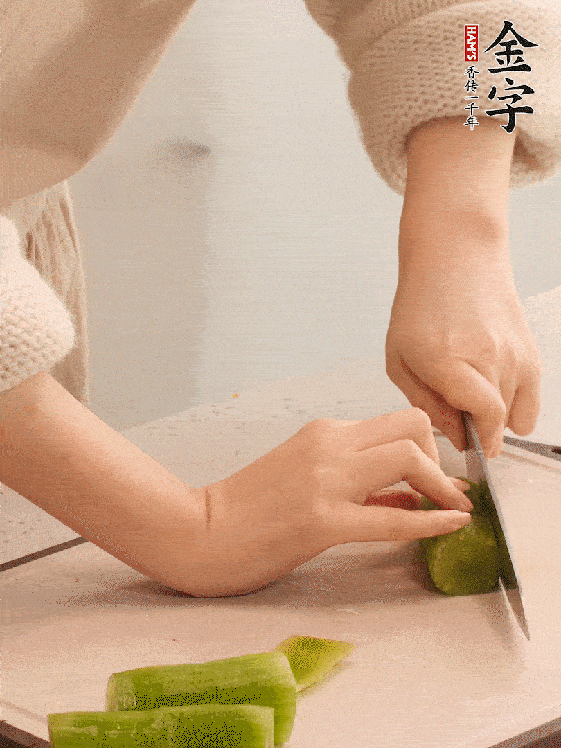 萵筍和白蘿卜用擦絲器擦成細絲。