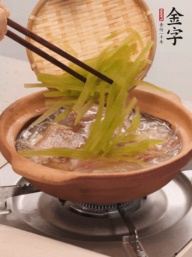 放入白蘿卜絲繼續(xù)炒軟炒至透明狀。