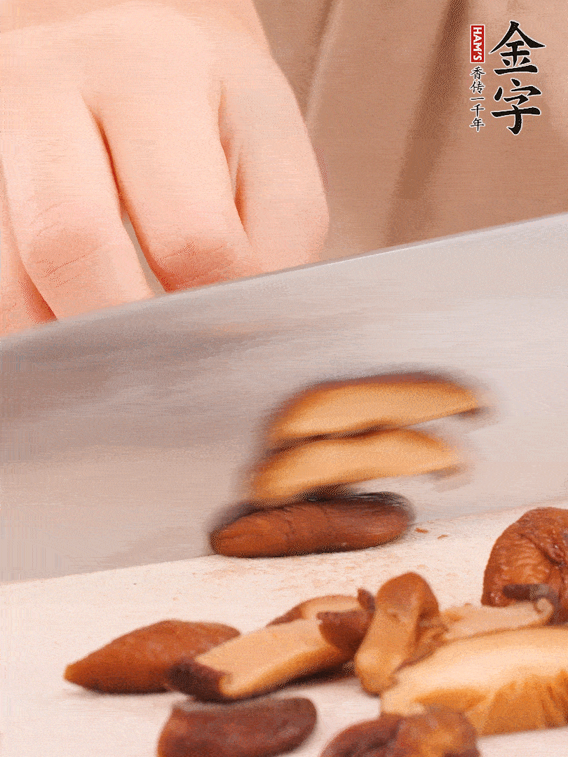 干香菇泡發(fā)，切成小塊。