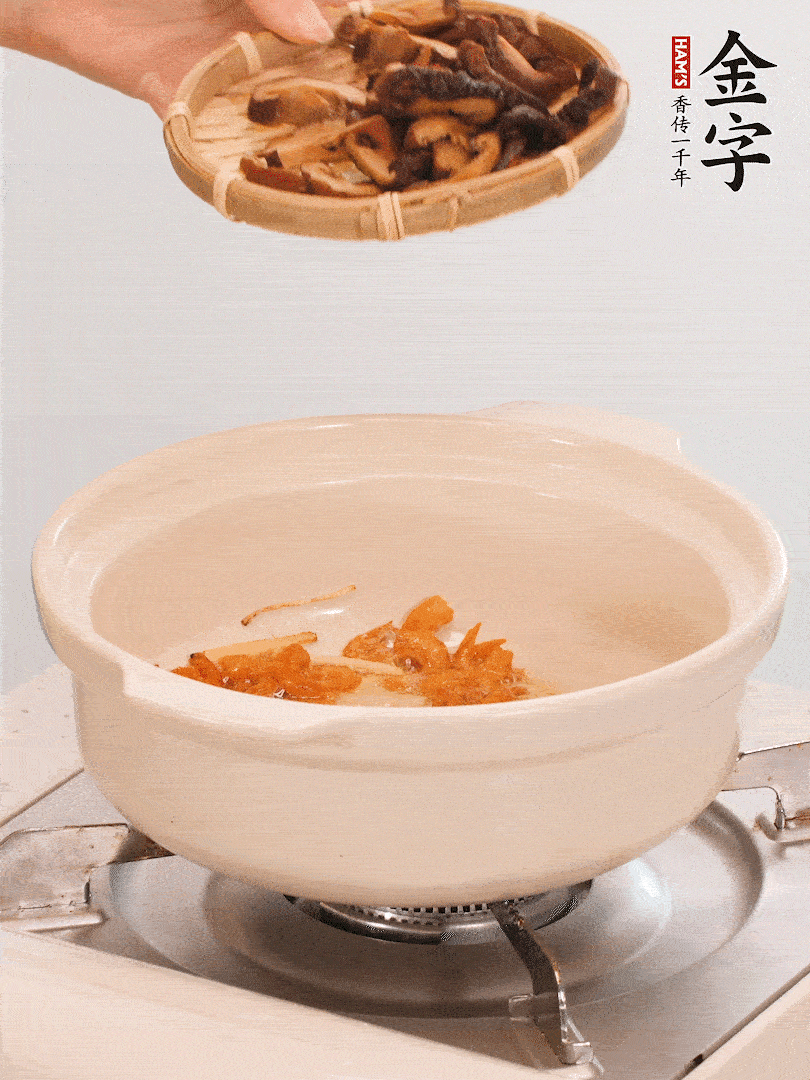 砂鍋倒入少許油，放入姜絲、海米小火煸香；再放入香腸、南瓜、干香菇一起翻炒2分鐘。