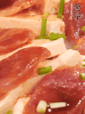 調(diào)一個醬汁：2勺生抽、1勺蠔油、半勺白糖、1勺淀粉、半碗清水調(diào)成料汁燒開