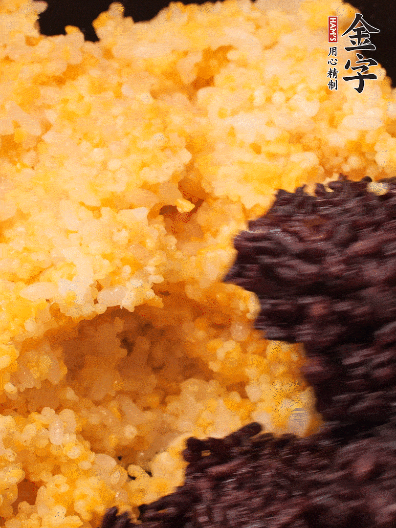 混合小米、紫米煮熟，加豬油攪拌均勻（紫米分開煮在攪拌）