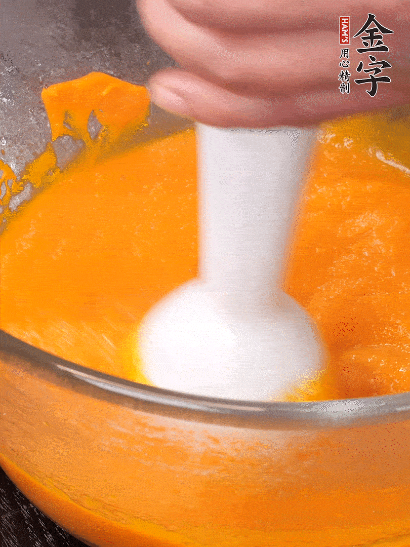 300g南瓜，去皮去瓤切滾刀塊，大火蒸8分鐘，料理機(jī)打成泥，篩網(wǎng)過篩成泥