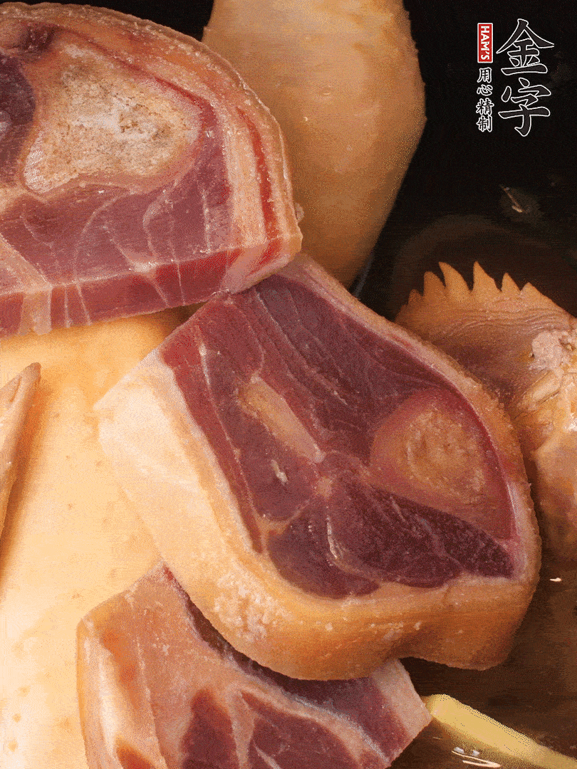 火踵、老母雞加蔥、姜、料酒、清水，大火燒開后轉(zhuǎn)小火，燉1小時(shí)