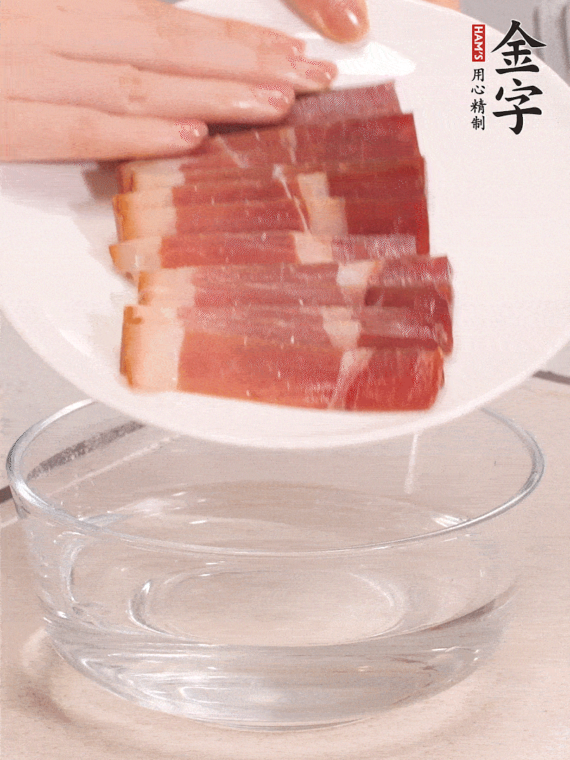 鴨腿冷水下鍋，加姜片、料酒焯水