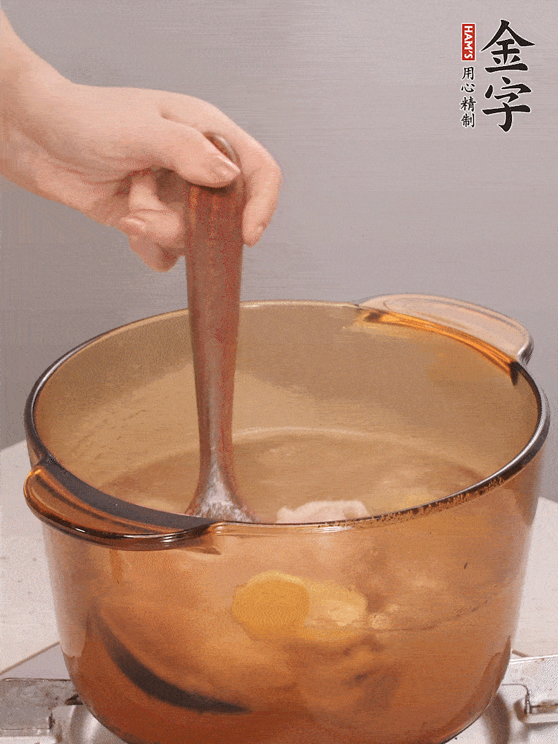 鴨肉、白果、火腿、生姜一起放入砂鍋，清水沒過食材，大火燉煮1小時