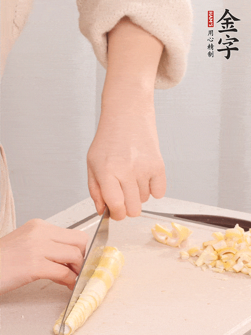 春筍去皮切小塊，焯水2分鐘左右