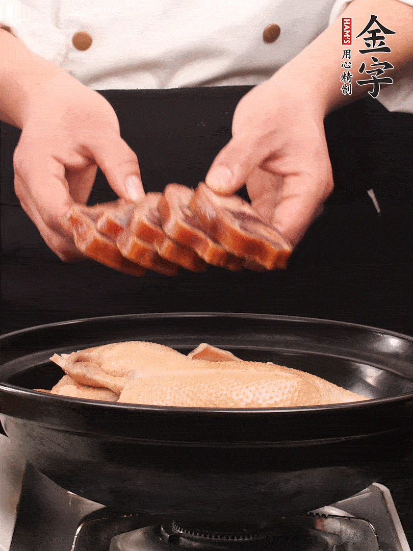 老鴨、金字火腿蹄片、筍干、姜片、蔥結(jié)，清水沒(méi)過(guò)鴨身2cm，加黃酒小半碗