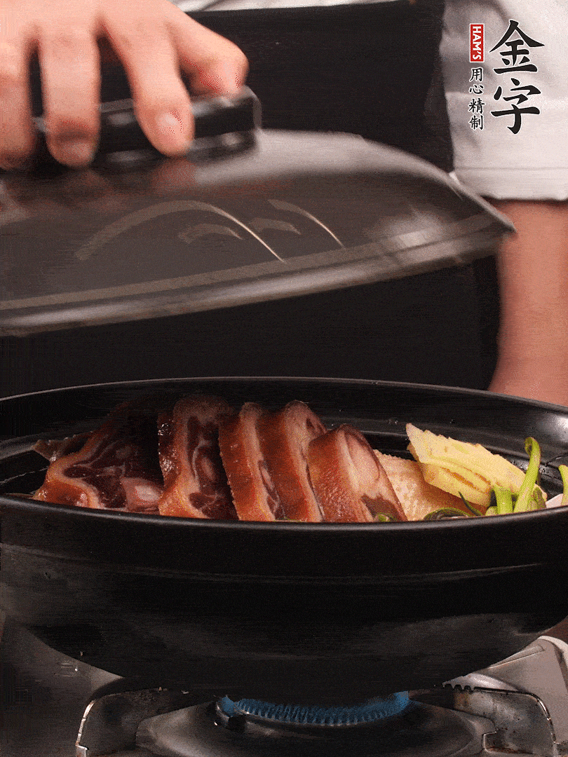 砂鍋蓋蓋子密封，大火燒開(kāi)后轉(zhuǎn)小火，燜煮2小時(shí)