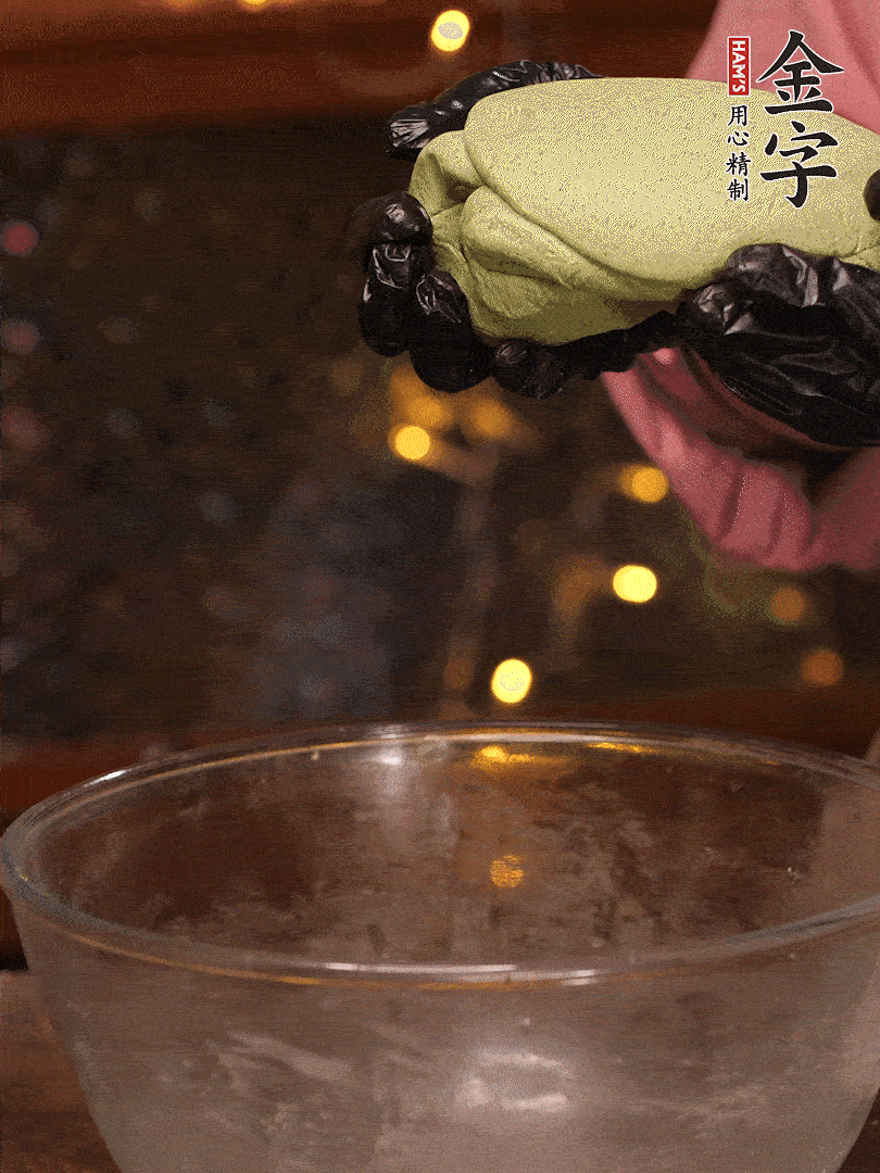 清明粿粉，分次加艾草泥，加點油揉2分鐘，揉到面團光滑，醒發(fā)一下