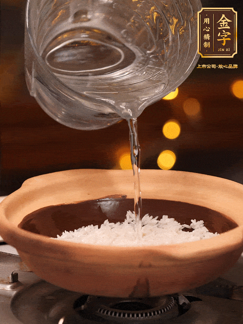 選一個中意的砂鍋加入1勺花生油并刷勻，倒入泡好的絲苗米、開大火煮至沸騰冒大泡后，轉(zhuǎn)中火蓋蓋燜煮5分鐘