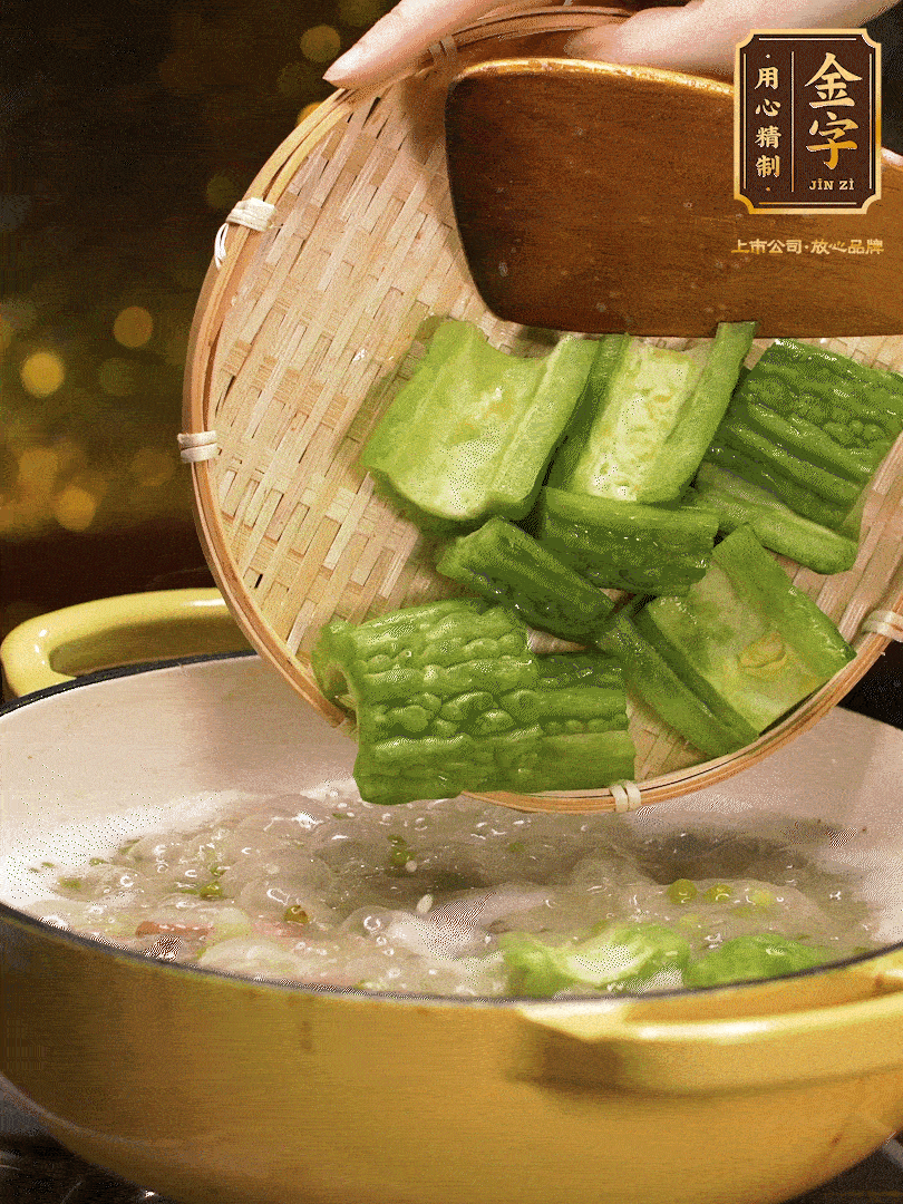 最后在放苦瓜燒開，放一點點調(diào)味糖，燉煮20分鐘