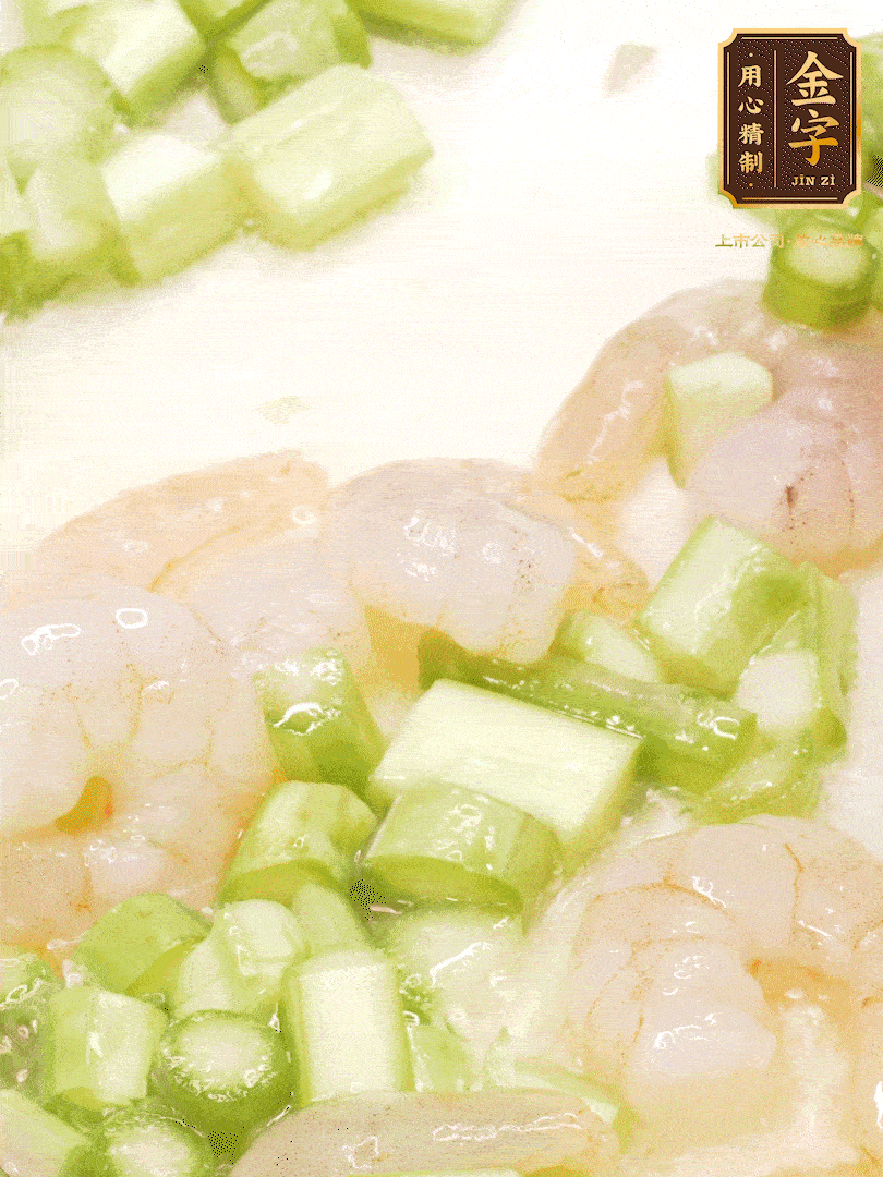 熱油煎香蝦仁，下香腸、蘆筍翻炒，盛出備用。