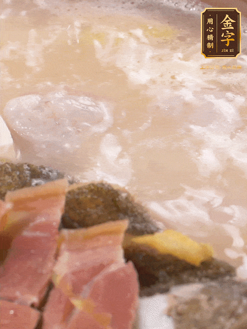 大火煮至沸騰后，轉(zhuǎn)至砂鍋中，繼續(xù)燉煮。這個(gè)時(shí)候可以放入一些自己喜歡吃的配菜比如蝦滑、內(nèi)酯豆腐來(lái)添味