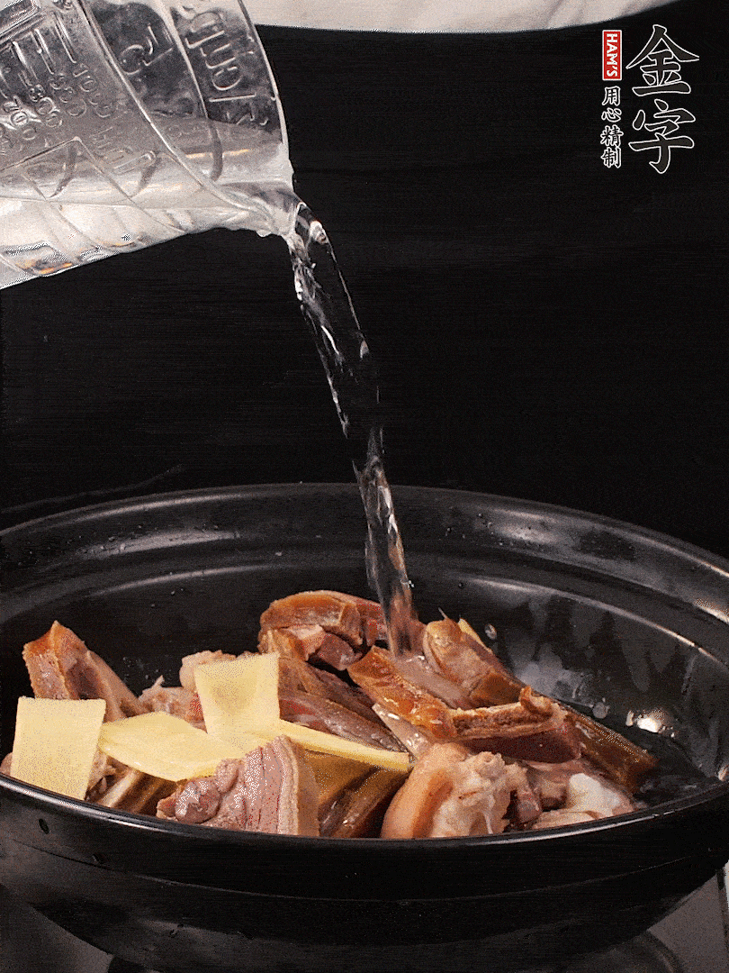 火腿、豬腳放到大砂鍋里，黃酒提鮮，蔥姜去腥，加2kg純凈水沒過食材。水一定要放足，中途最好不能加水