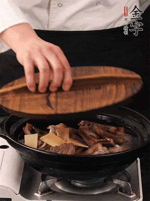 大火煮到沸騰后，轉(zhuǎn)中小火慢燉1個(gè)半小時(shí)。