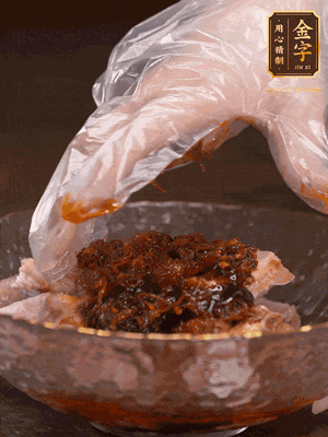 排骨用1勺蠔油、1勺醬油、1勺金字火腿XO醬抓勻腌制半小時