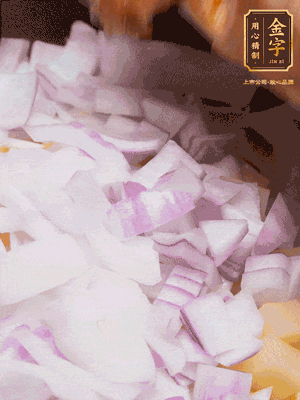 倒入洗干凈的大米、土豆丁、洋蔥碎、排骨、金字火腿xo醬、水