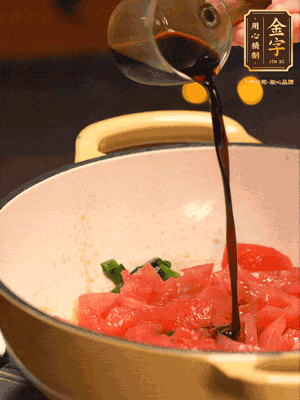 調(diào)味：1勺蠔油、1勺生抽、2轉(zhuǎn)胡椒粉和2勺番茄醬倒入400ml開(kāi)水，燒至湯汁濃厚