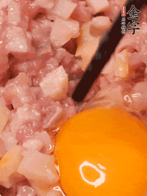 豬肉末、咸肉丁，分次加蔥姜水，一勺糖、一丟白胡椒，春筍丁，打入一個雞蛋