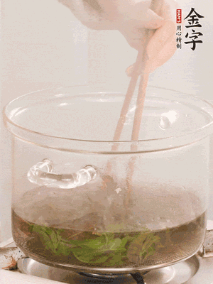 香椿焯水，變色后撈出，切成小段