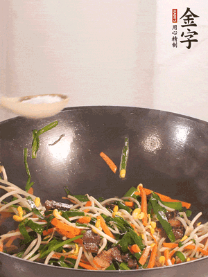 炒合菜：金字醬油肉、綠豆芽、韭菜
