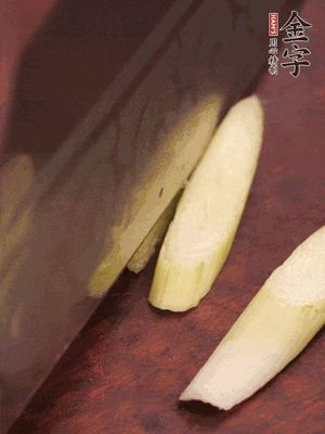 蒜白切小段，辣椒斜切圈