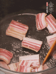 鍋中放菜籽油燒熱，下咸肉、冬筍略微煸炒