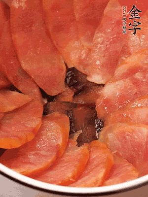 深碗涂抹豬油，頂端鋪枸杞，間隔鋪上香腸、醬油肉片