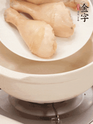 雞腿、火腿、干貝、蒜頭放入砂鍋內(nèi)燉1小時