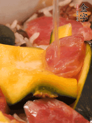 倒入溫開水，水量高出米面一個指節(jié)。