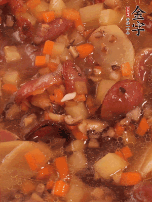 加大半碗水，沒過(guò)大部分食材