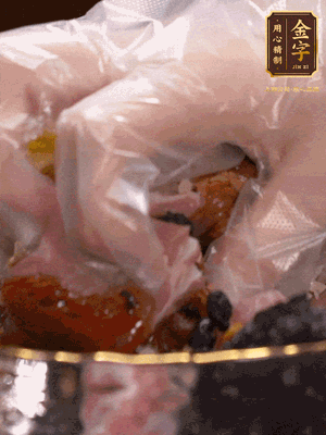 排骨洗凈后（蠔油、生抽、老抽、鹽、糖、淀粉、豆豉、蒜蓉、姜絲）腌制30分鐘