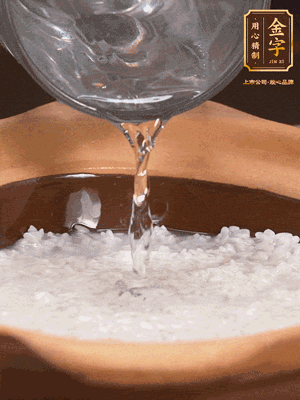 砂鍋底部刷一層油，加入大米和開水，水高1cm,大火燒開后轉(zhuǎn)中火煲5分鐘，到水微收干