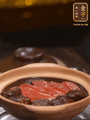 鋪上臘腸和排骨，鍋邊淋一圈油，小火煲10分鐘