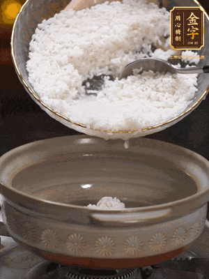 鍋底刷油，倒入米飯，水沒過即可，中小火燜10分鐘，戳幾個洞