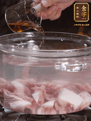 老鴨切塊，鍋里水煮開，鴨肉加姜片、料酒焯水
