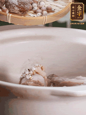 焯好水洗凈的鴨肉、薏米、芡實、蜜棗+適量水煲1小時