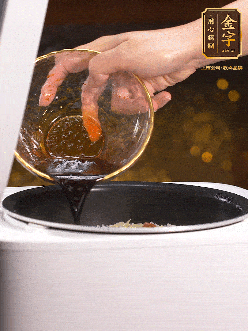 煮好后，淋上醬汁：2勺生抽、1勺老抽、1勺蠔油、半勺白糖、半勺香油、1勺水