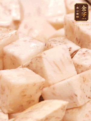 鍋上火下足油，將芋頭炸金黃色至熟