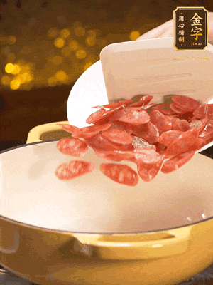 鍋里放油，香腸煸炒出多余的油脂，然后放小米辣