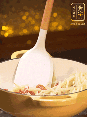 再放嫩姜絲，翻炒出姜絲的辣味