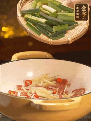 接著放蒜葉，來一點鹽，一點醬油調(diào)味翻勻